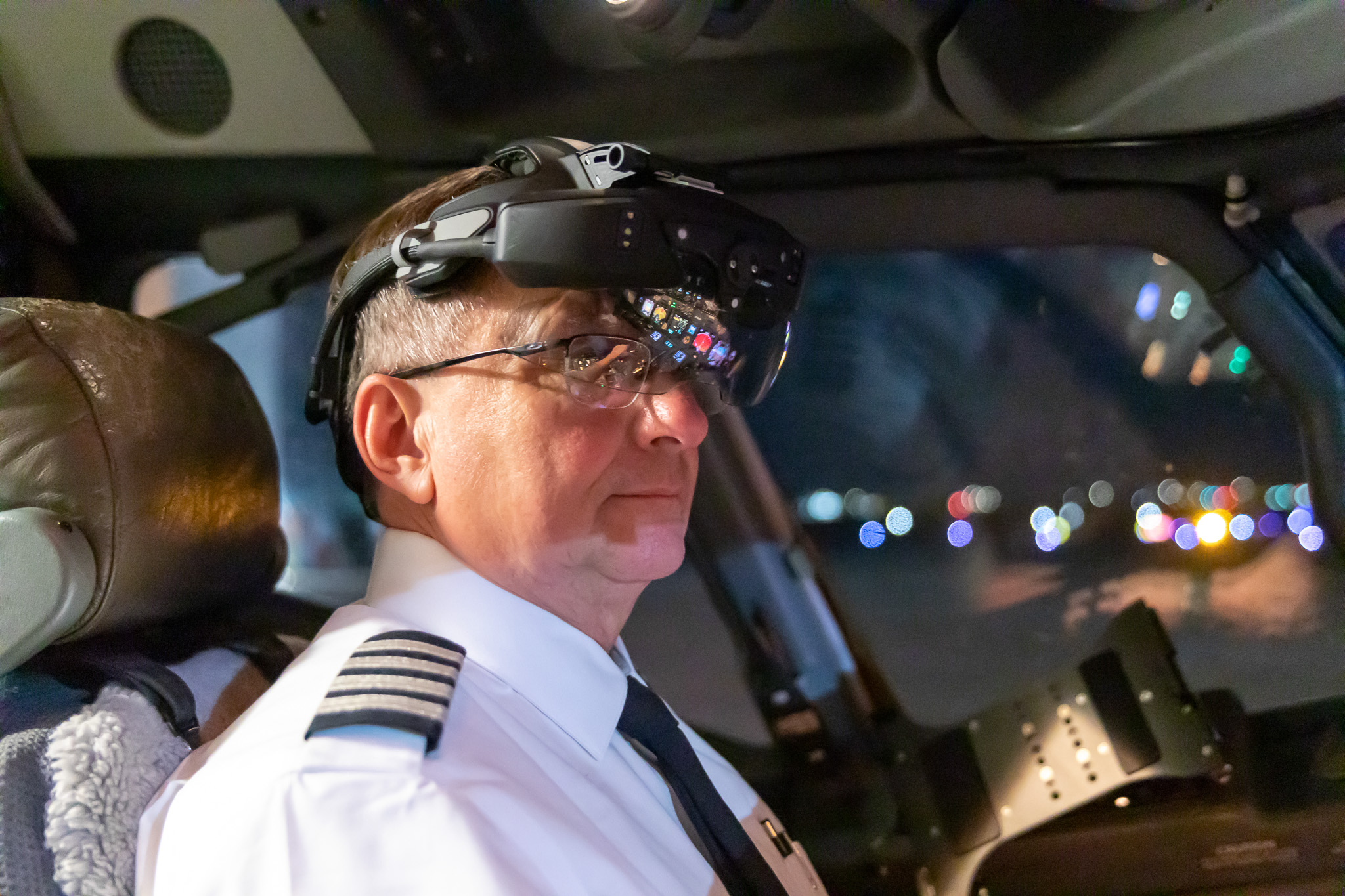 Boeing 737NG Pilot wearing ClearVision SkyLens